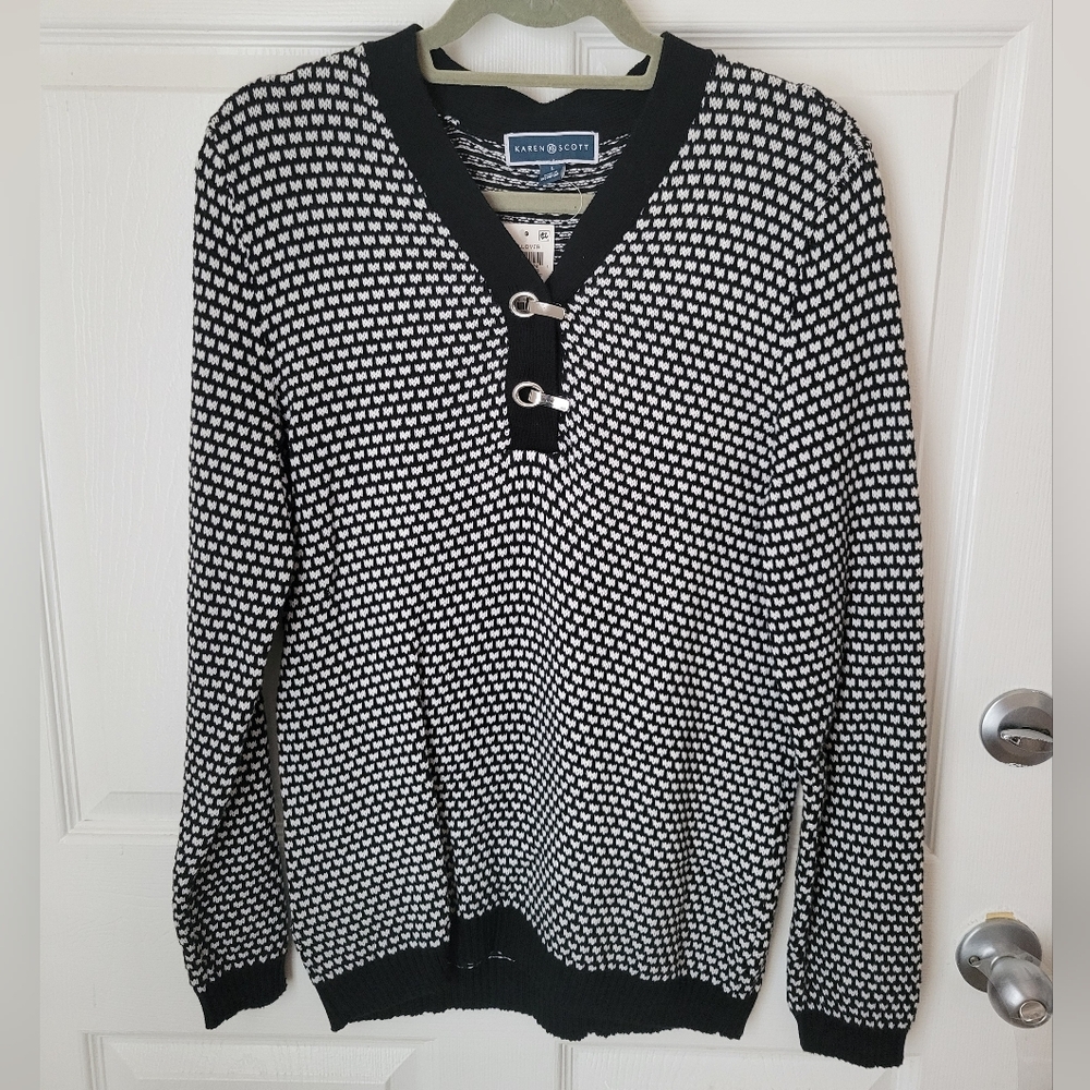 Karen Scott Men's V-Neck Sweater with Black and White Pattern